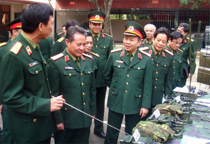 rung tướng Trần Quang Khuê thăm quan các thiết bị, khí tài bảo đảm TTLL trong phòng chống thiên tai, tìm kiếm cứu nạn.